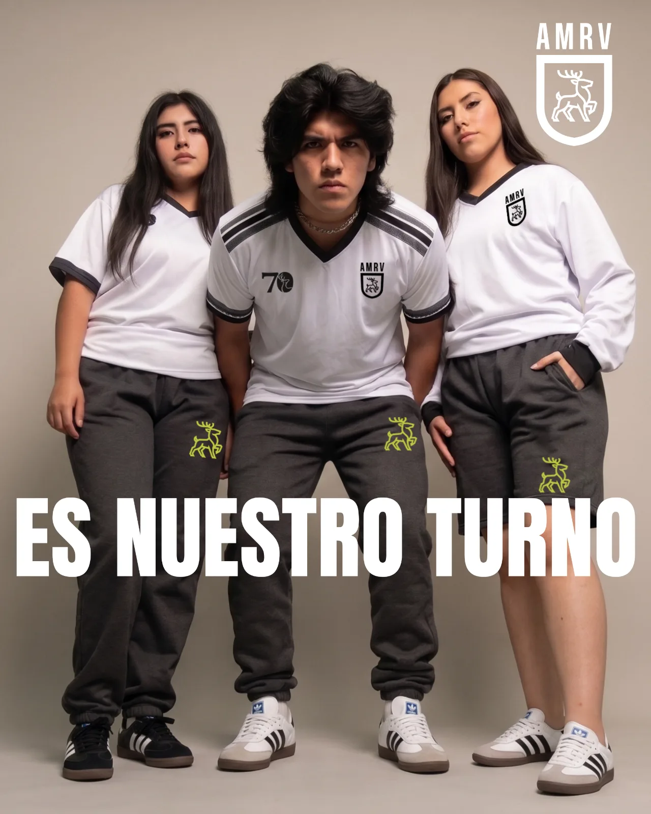Jóvenes posando para una foto promocional del unifome